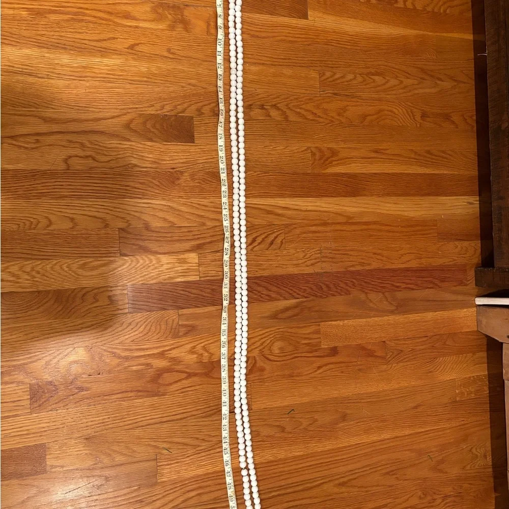 10ft white wood bead garland. Never used in excellent condition.